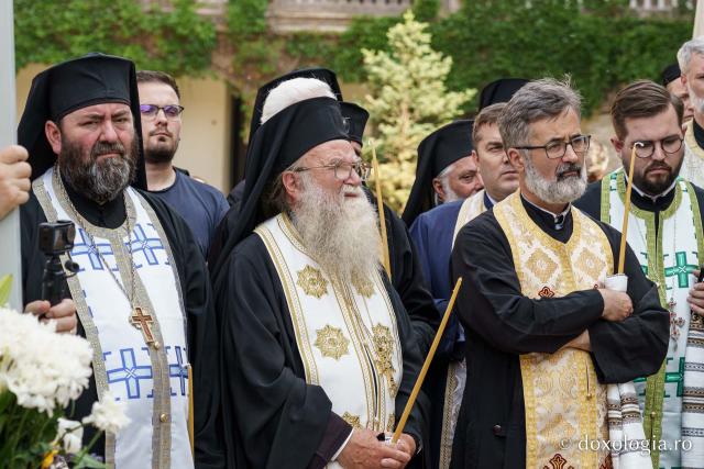 Emilian Arhiereul a fost înmormântat la Mănăstirea Neamț: „El rămâne prezent între pământeni prin faptele sale de iubire milostivă și smerită, de ajutorare a semenilor în nevoi și în necazuri”