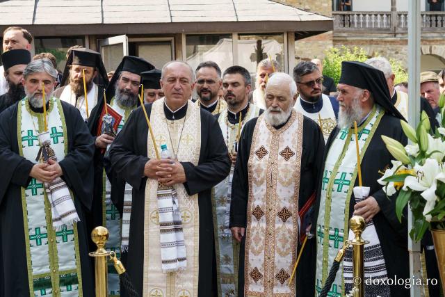 Emilian Arhiereul a fost înmormântat la Mănăstirea Neamț: „El rămâne prezent între pământeni prin faptele sale de iubire milostivă și smerită, de ajutorare a semenilor în nevoi și în necazuri”