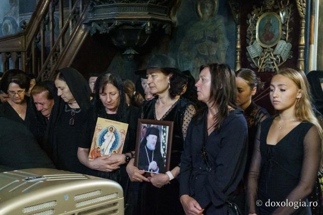 Emilian Arhiereul a fost înmormântat la Mănăstirea Neamț: „El rămâne prezent între pământeni prin faptele sale de iubire milostivă și smerită, de ajutorare a semenilor în nevoi și în necazuri”