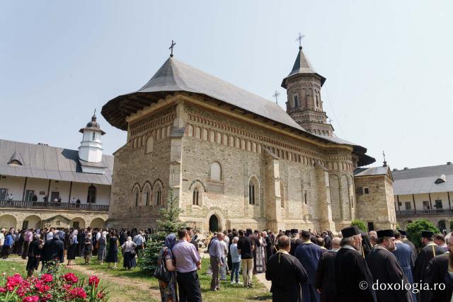 Emilian Arhiereul a fost înmormântat la Mănăstirea Neamț: „El rămâne prezent între pământeni prin faptele sale de iubire milostivă și smerită, de ajutorare a semenilor în nevoi și în necazuri”