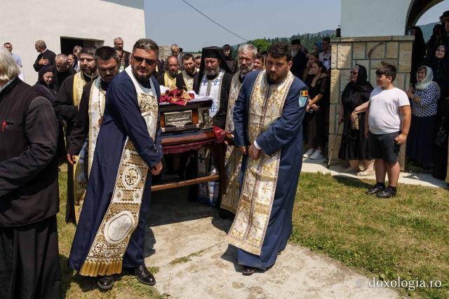 Emilian Arhiereul a fost înmormântat la Mănăstirea Neamț: „El rămâne prezent între pământeni prin faptele sale de iubire milostivă și smerită, de ajutorare a semenilor în nevoi și în necazuri”