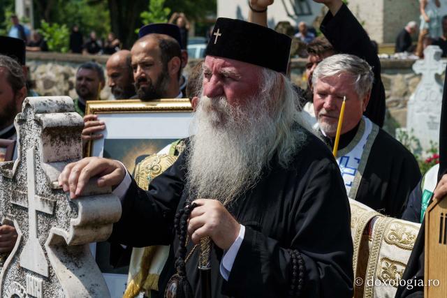 Emilian Arhiereul a fost înmormântat la Mănăstirea Neamț: „El rămâne prezent între pământeni prin faptele sale de iubire milostivă și smerită, de ajutorare a semenilor în nevoi și în necazuri”