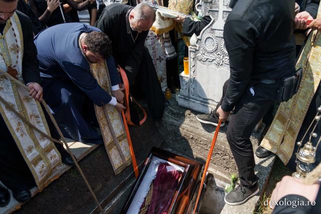 Emilian Arhiereul a fost înmormântat la Mănăstirea Neamț: „El rămâne prezent între pământeni prin faptele sale de iubire milostivă și smerită, de ajutorare a semenilor în nevoi și în necazuri”