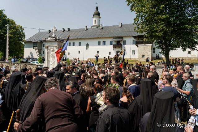 (Video) Preasfințitul Emilian Crișanul a fost înmormântat la Mănăstirea Neamț