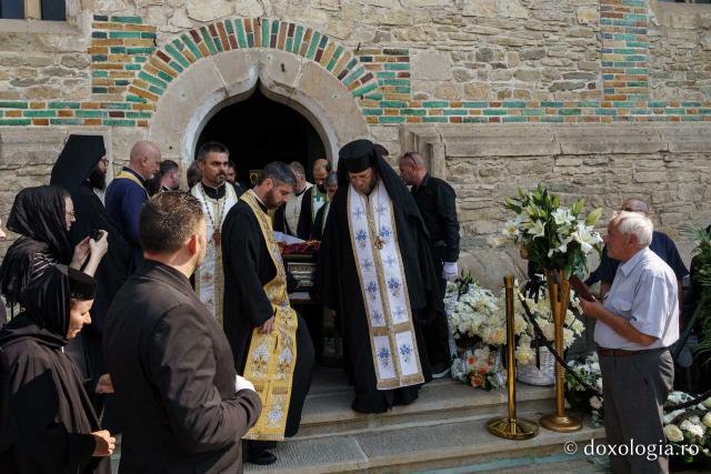 Emilian Arhiereul a fost înmormântat la Mănăstirea Neamț: „El rămâne prezent între pământeni prin faptele sale de iubire milostivă și smerită, de ajutorare a semenilor în nevoi și în necazuri”