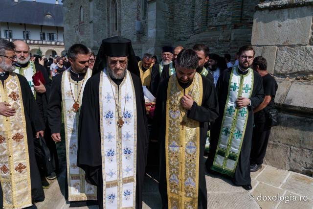 Emilian Arhiereul a fost înmormântat la Mănăstirea Neamț: „El rămâne prezent între pământeni prin faptele sale de iubire milostivă și smerită, de ajutorare a semenilor în nevoi și în necazuri”