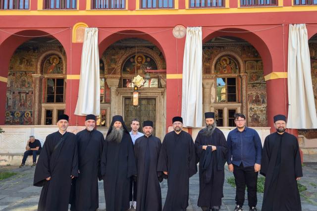 Cadre didactice ale Facultății de Teologie din Iași, în pelerinaj la Sfântul Munte Athos