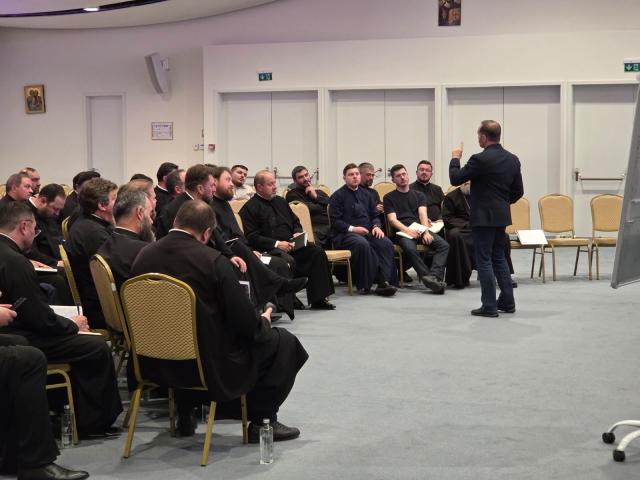 Curs de leadership și comunicare eficientă susținut de Andy Szekely pentru patruzeci de preoți din Arhiepiscopia Iașilor