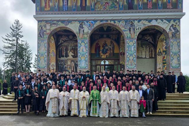 Curs festiv și binecuvântare pentru absolvenții Seminarului Teologic de la Mănăstirea Neamț