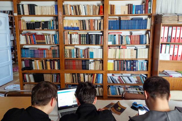 Echipa „Vestitorii Cuvântului” de la Seminarul nemțean, participantă la Concursul Național „Vânătoarea de lectură în biblioteci”, ediția a V-a