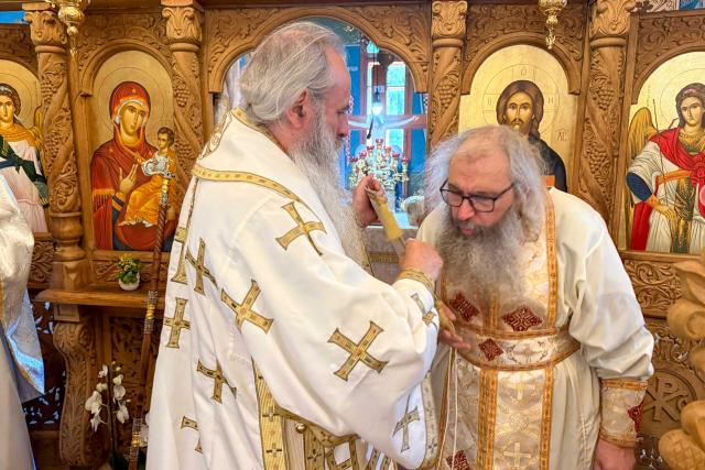 Înaltpreasfințitul Părinte Teofan a slujit la Schitul Cerebuc în Duminica Sfinților Români