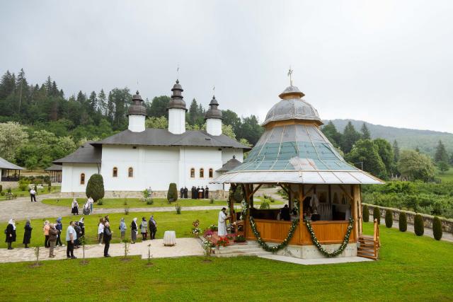 Preasfințitul Părinte Nichifor Botoșăneanul a slujit la hramul Mănăstirii Almaș