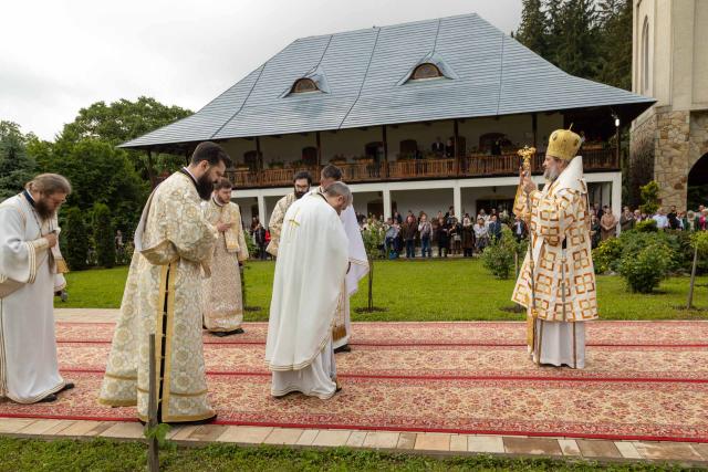 Preasfințitul Părinte Nichifor Botoșăneanul a slujit la hramul Mănăstirii Almaș