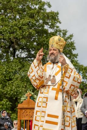 Preasfințitul Părinte Nichifor Botoșăneanul a slujit la hramul Mănăstirii Almaș