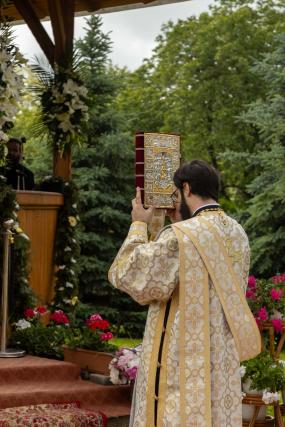 Preasfințitul Părinte Nichifor Botoșăneanul a slujit la hramul Mănăstirii Almaș