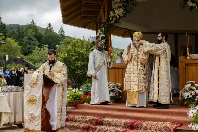 Preasfințitul Părinte Nichifor Botoșăneanul a slujit la hramul Mănăstirii Almaș