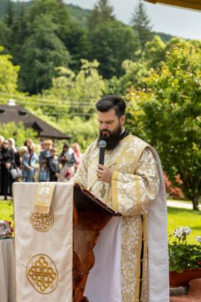 Preasfințitul Părinte Nichifor Botoșăneanul a slujit la hramul Mănăstirii Almaș