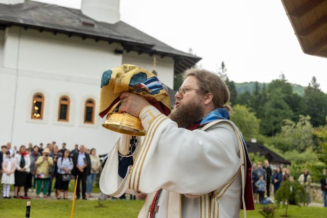 Preasfințitul Părinte Nichifor Botoșăneanul a slujit la hramul Mănăstirii Almaș