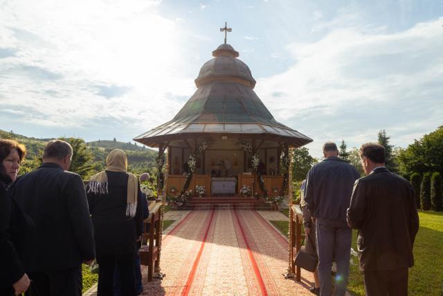 Preasfințitul Părinte Nichifor Botoșăneanul a slujit la hramul Mănăstirii Almaș
