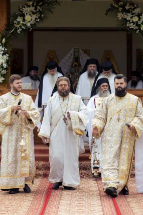 Preasfințitul Părinte Nichifor Botoșăneanul a slujit la hramul Mănăstirii Almaș