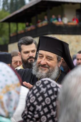 Preasfințitul Părinte Nichifor Botoșăneanul a slujit la hramul Mănăstirii Almaș