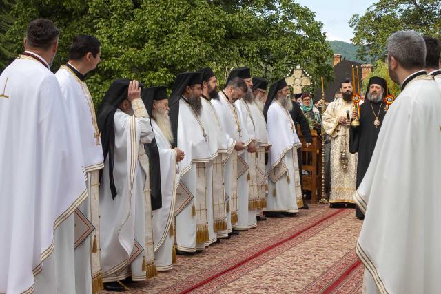 Preasfințitul Părinte Nichifor Botoșăneanul a slujit la hramul Mănăstirii Almaș