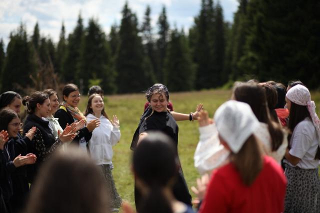 Tabără pentru adolescente la Schitul „Sfântul Gheorghe Pelerinul” de pe Vârful Oașa Mare