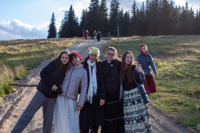 Tabără pentru adolescente la Schitul „Sfântul Gheorghe Pelerinul” de pe Vârful Oașa Mare