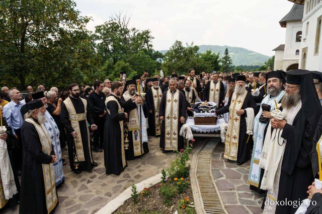 Starețul Mănăstirii Bisericani, protos. Serafim Mihali, a fost înmormântat