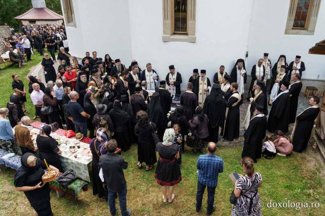 (Video) Părintele Serafim Mihali, starețul Mănăstirii Bisericani, a fost înmormântat