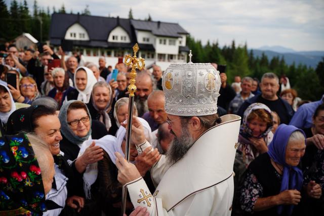 Preasfințitul Părinte Macarie al Europei de Nord a slujit la două biserici din Bucovina