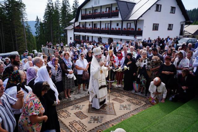 Preasfințitul Părinte Macarie al Europei de Nord a slujit la două biserici din Bucovina