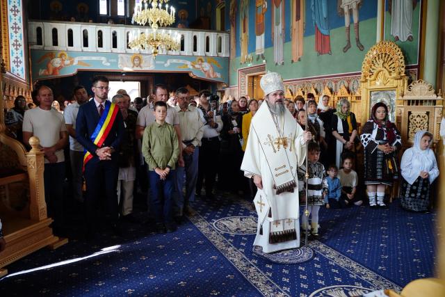Preasfințitul Părinte Macarie al Europei de Nord a slujit la două biserici din Bucovina