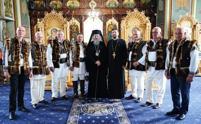 Preasfințitul Părinte Macarie al Europei de Nord a slujit la două biserici din Bucovina