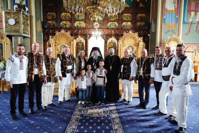 Preasfințitul Părinte Macarie al Europei de Nord a slujit la două biserici din Bucovina
