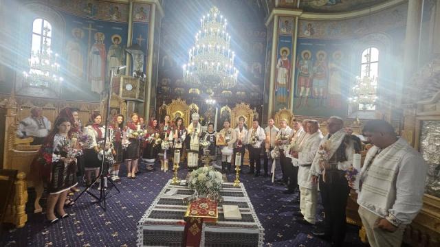 Preasfințitul Părinte Macarie al Europei de Nord a slujit la două biserici din Bucovina