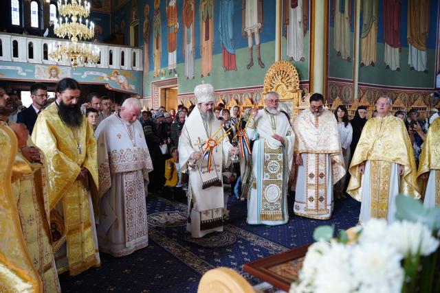 Preasfințitul Părinte Macarie al Europei de Nord a slujit la două biserici din Bucovina