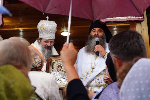 Preasfințitul Părinte Macarie al Europei de Nord a slujit la două biserici din Bucovina