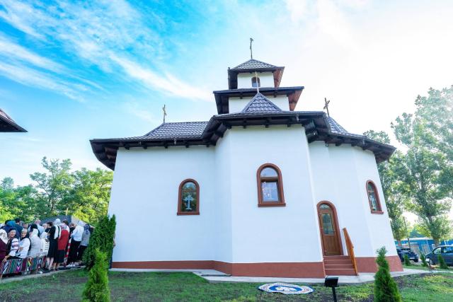 Biserica Parohiei Călugărenii Noi din județul Botoșani a primit veșmânt de har