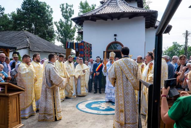 Biserica Parohiei Călugărenii Noi din județul Botoșani a primit veșmânt de har