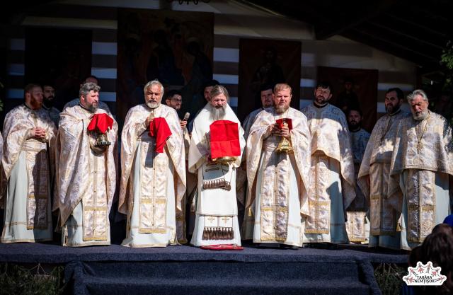 Sfatul PS Macarie către tinerii de la Nemțișor: „Să-i luminați, să-i încălziți pe cei de lângă voi, prin pilda vieții voastre!”
