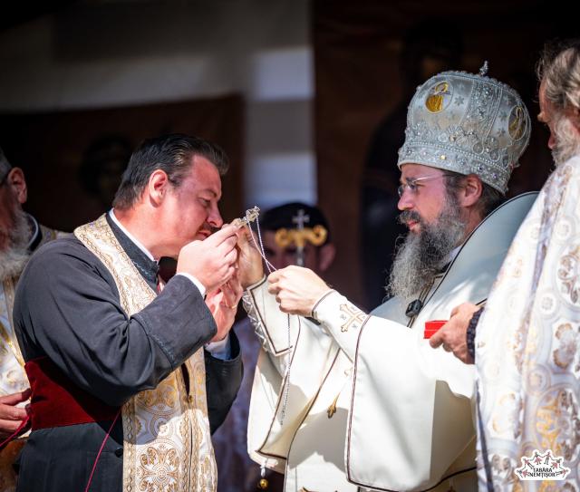 Sfatul PS Macarie către tinerii de la Nemțișor: „Să-i luminați, să-i încălziți pe cei de lângă voi, prin pilda vieții voastre!”