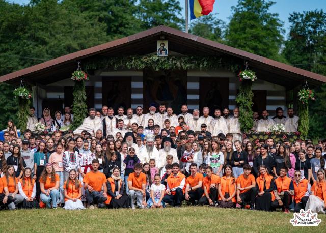 Sfatul PS Macarie către tinerii de la Nemțișor: „Să-i luminați, să-i încălziți pe cei de lângă voi, prin pilda vieții voastre!”