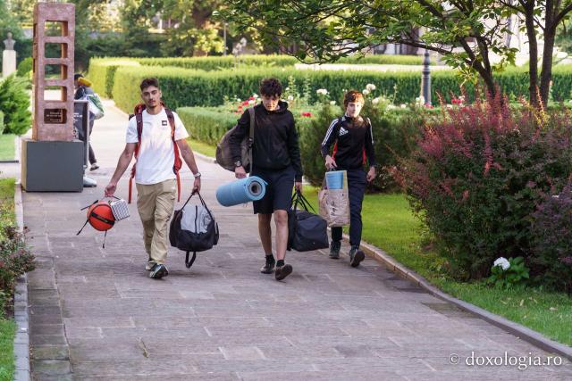 Aproximativ 110 tineri au plecat din Iași în Pelerinajul Sfinților Nemțeni, ajuns la cea de-a XII-a ediție