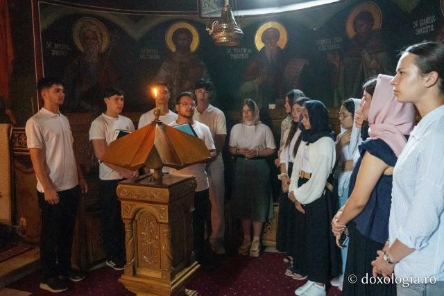 Aproximativ 110 tineri au plecat din Iași în Pelerinajul Sfinților Nemțeni, ajuns la cea de-a XII-a ediție