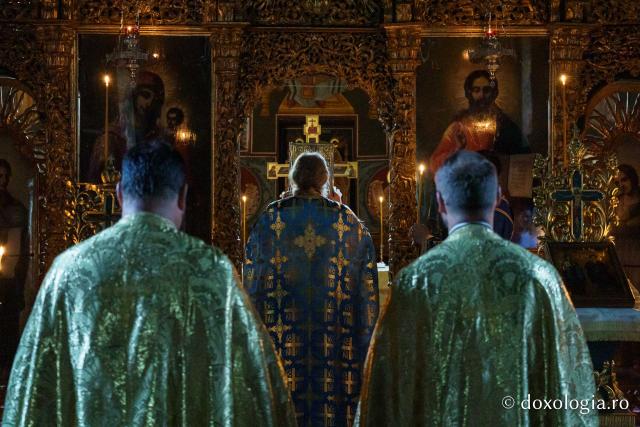 Aproximativ 110 tineri au plecat din Iași în Pelerinajul Sfinților Nemțeni, ajuns la cea de-a XII-a ediție