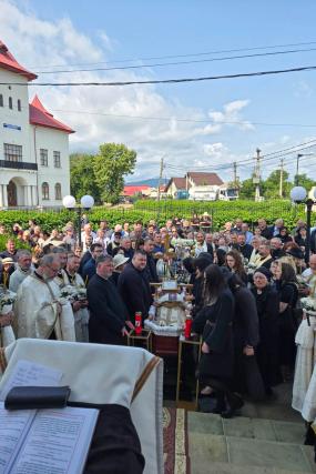 Părintele Vasile Cojocariu, condus pe ultimul drum la Humulești. PS Nichifor Botoșăneanul a oficiat slujba de înmormântare