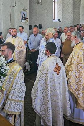 Preasfințitul Părinte Nichifor Botoșăneanul a slujit la Parohia Poiana Mărului, în Duminica a 4-a după Rusalii