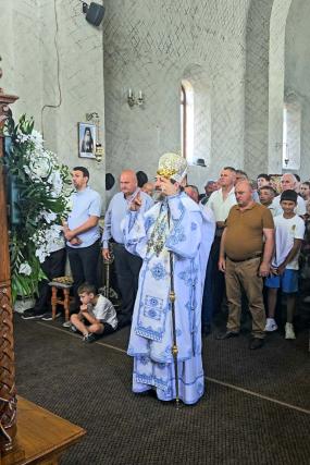 Preasfințitul Părinte Nichifor Botoșăneanul a slujit la Parohia Poiana Mărului, în Duminica a 4-a după Rusalii