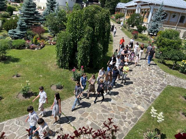 După un an de învățat, 25 de bursieri Pro Vita de gimnaziu s-au bucurat de Școala de vară de la Văratec